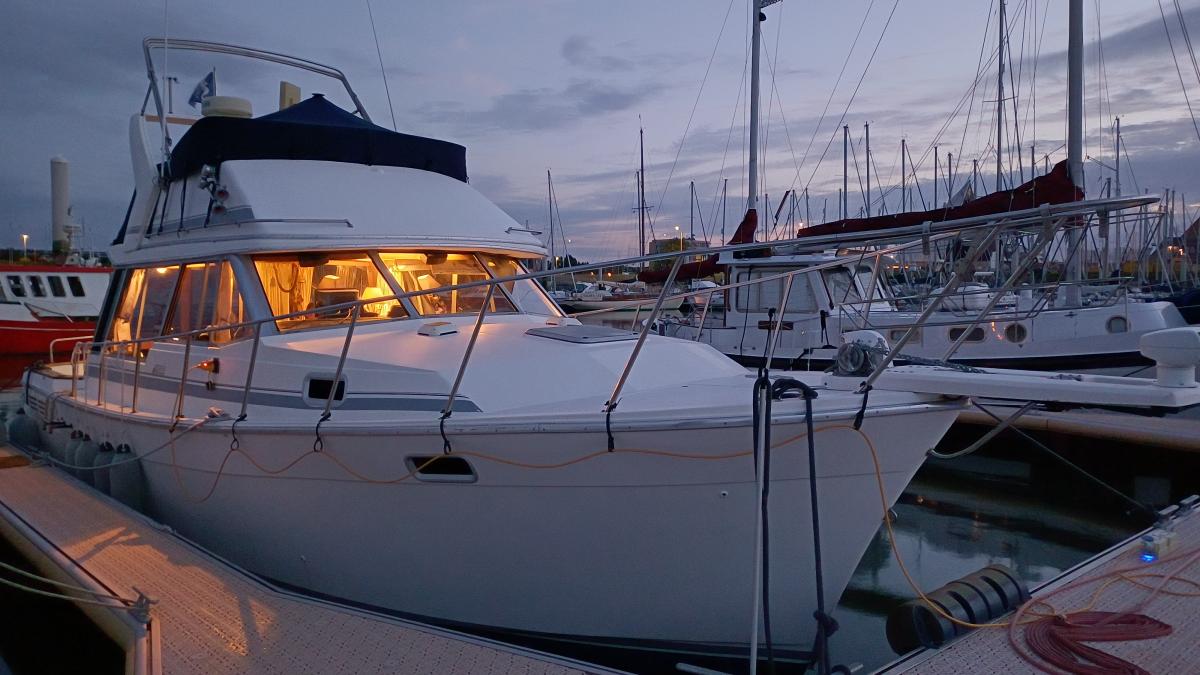Bayliner 3288 Flybridge 2000 bij Belgian Boat Service