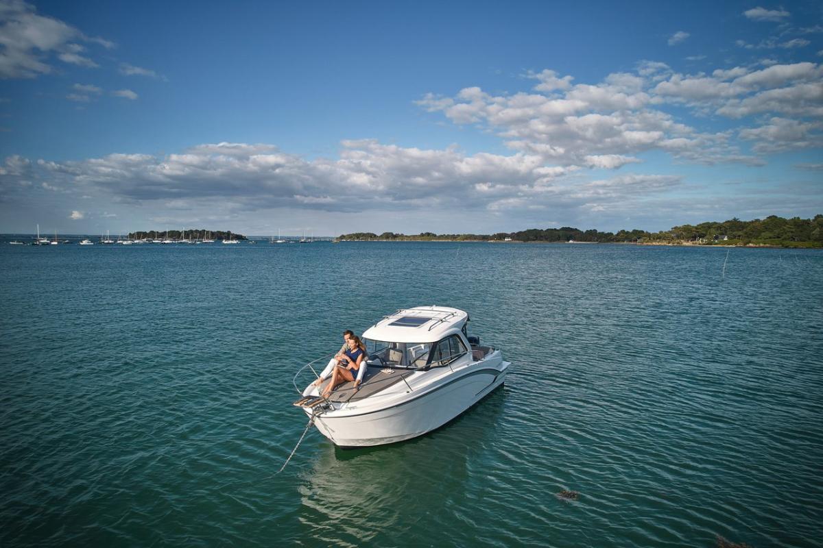Beneteau Antares 7 Outboard