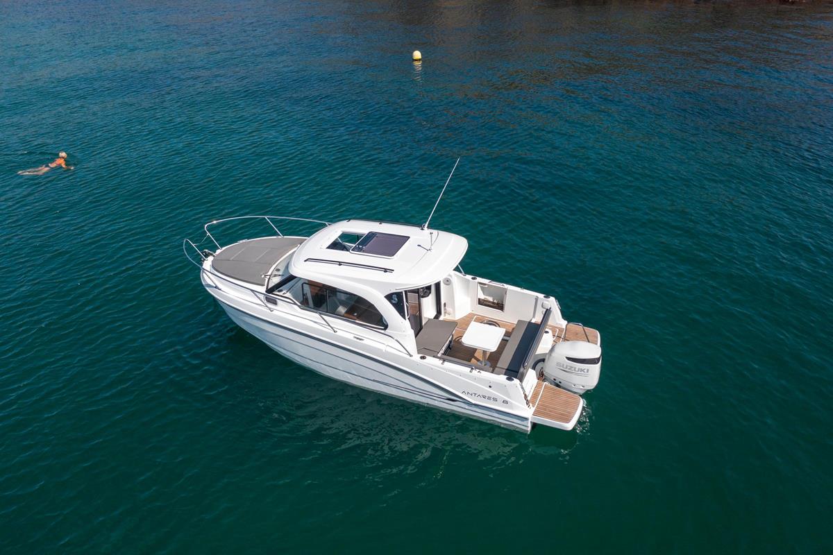 Beneteau Antares 8 Outboard