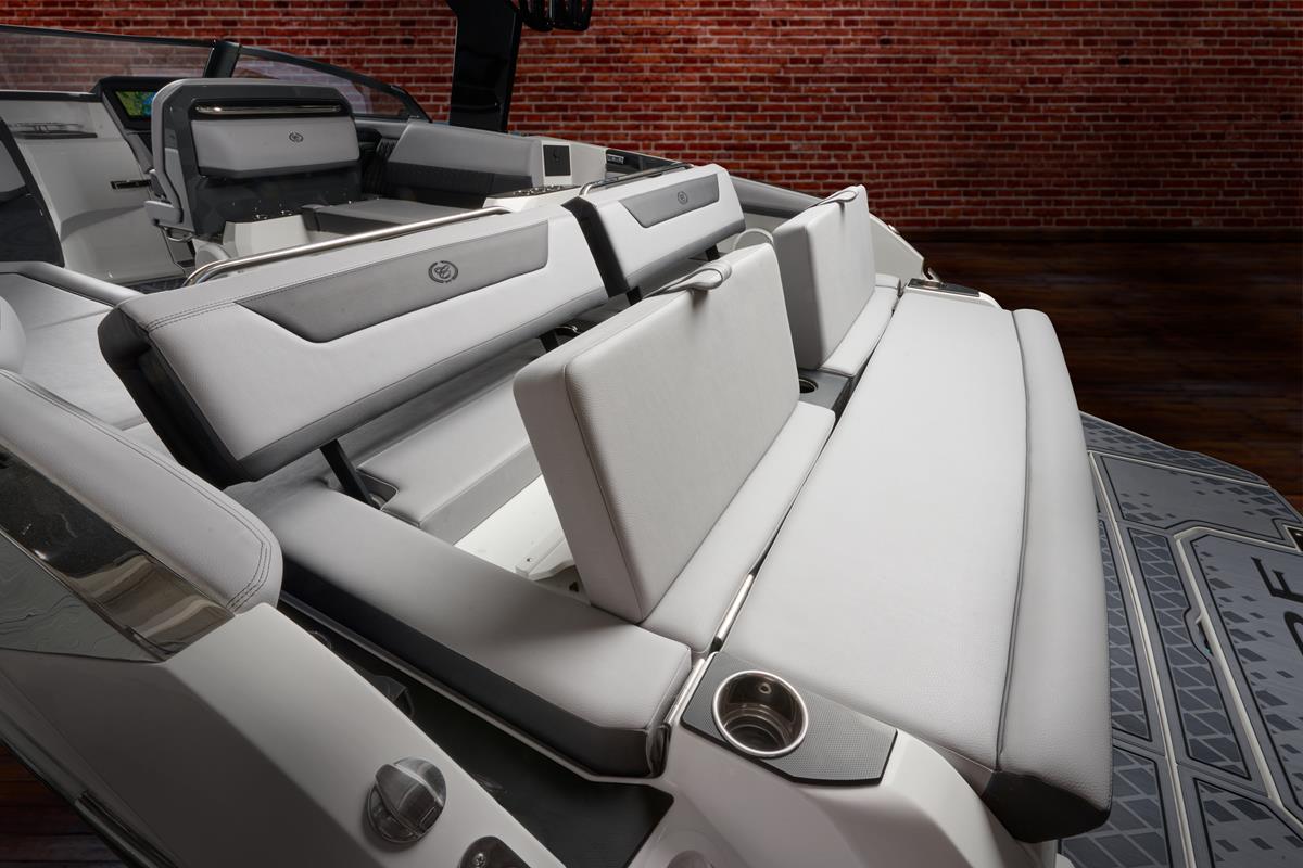 Cobalt Boats R31 Surf 2020 bij Belgian Boat Service