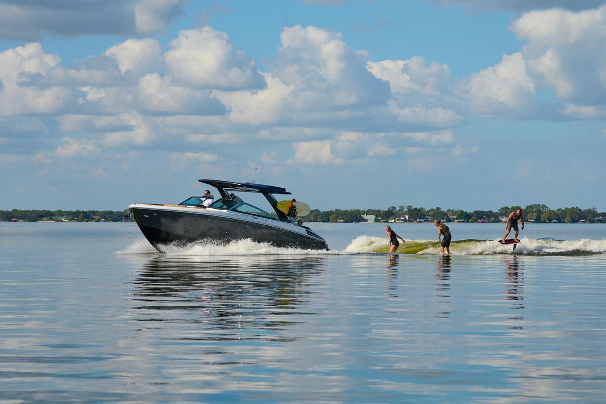 Cobalt Boats R33 Surf 2020 bij Belgian Boat Service