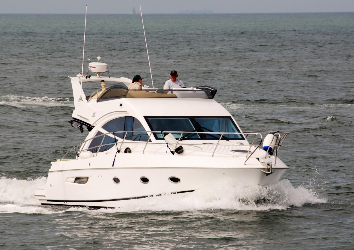 Galeon Yachts 390 Flybridge 2000 bij Belgian Boat Service
