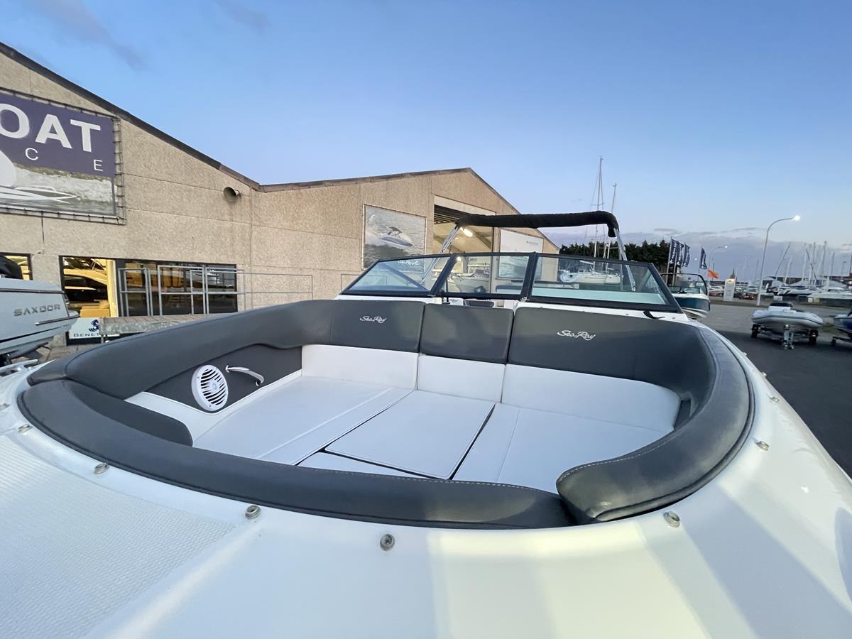 Sea Ray 230 SPX 2015 bij Belgian Boat Service