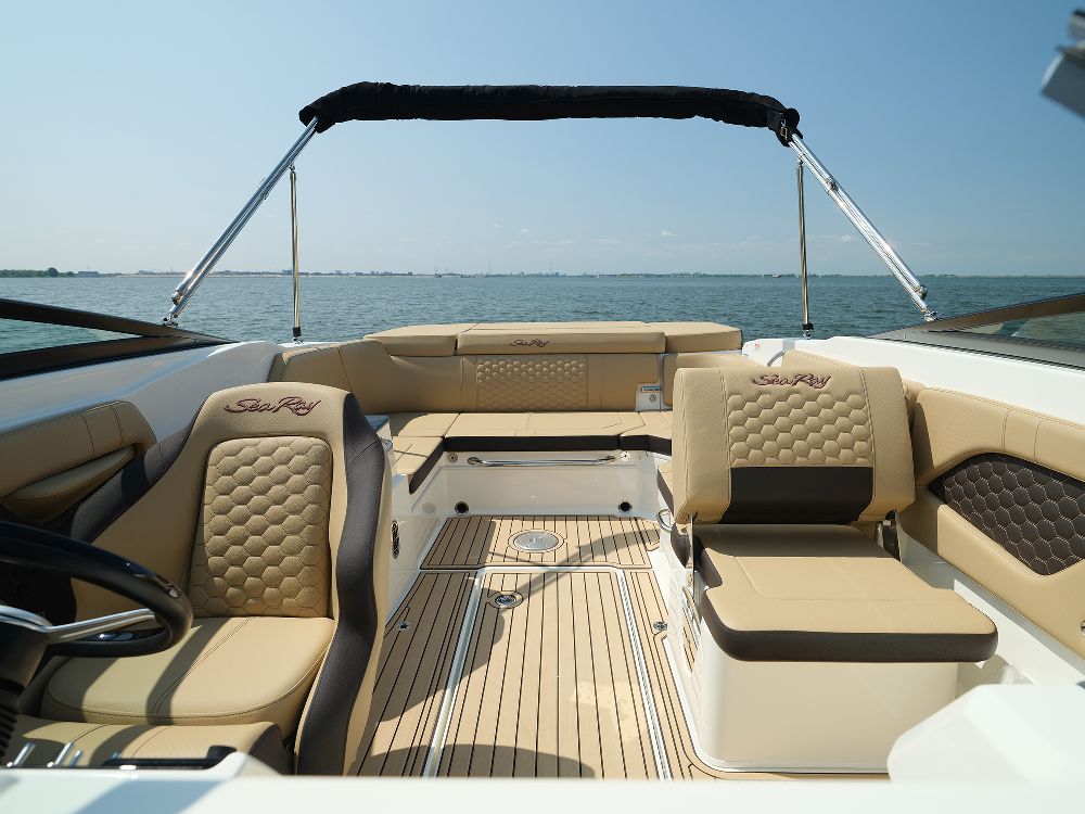 Sea Ray 230 Sunsports 2020 bij Belgian Boat Service