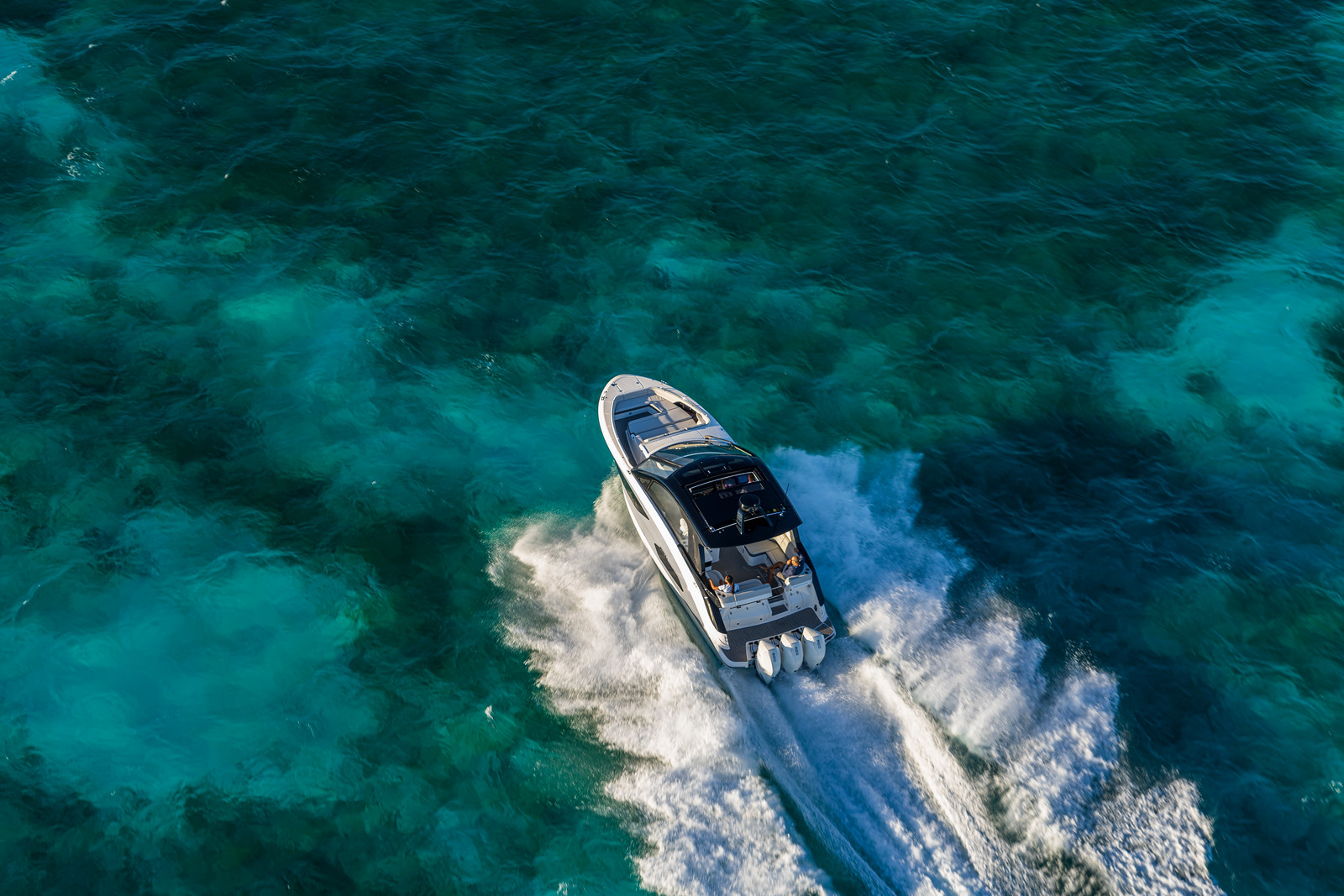 Sea Ray 370 Sundancer 2020 bij Belgian Boat Service