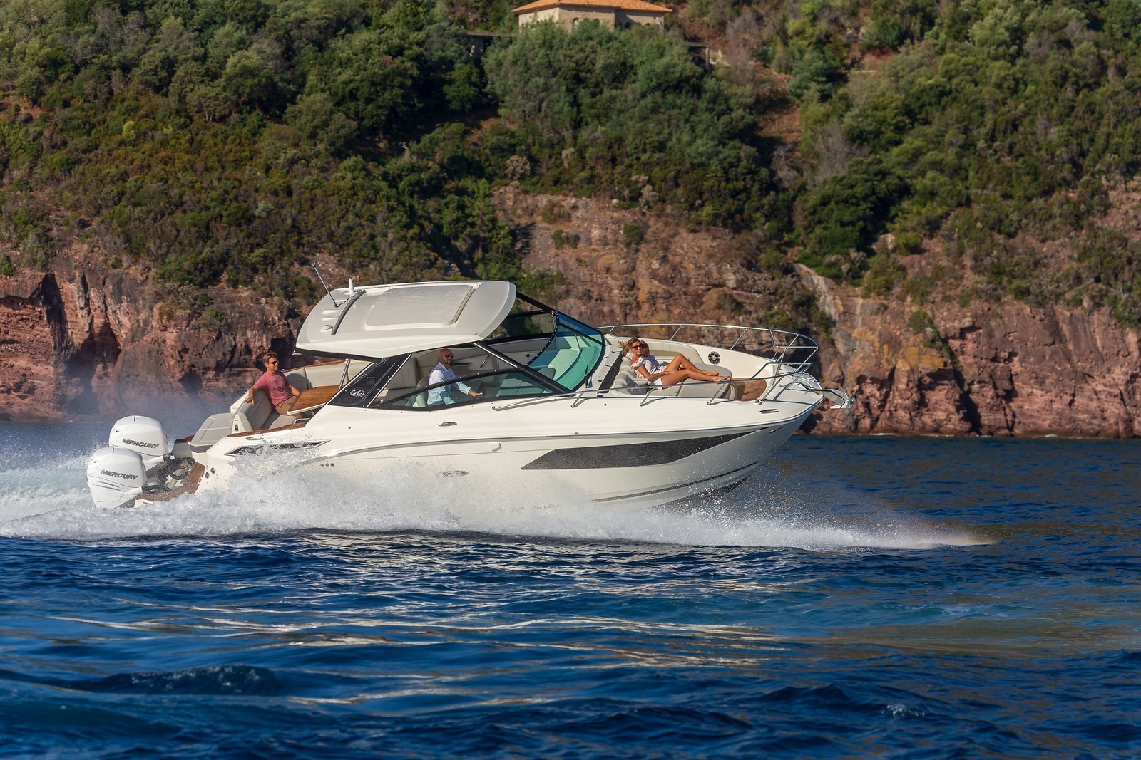 Sea Ray Sundancer 320 Outboard 2020 bij Belgian Boat Service